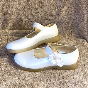 Stride Rite Girls’ Size 1M White Dress Shoe